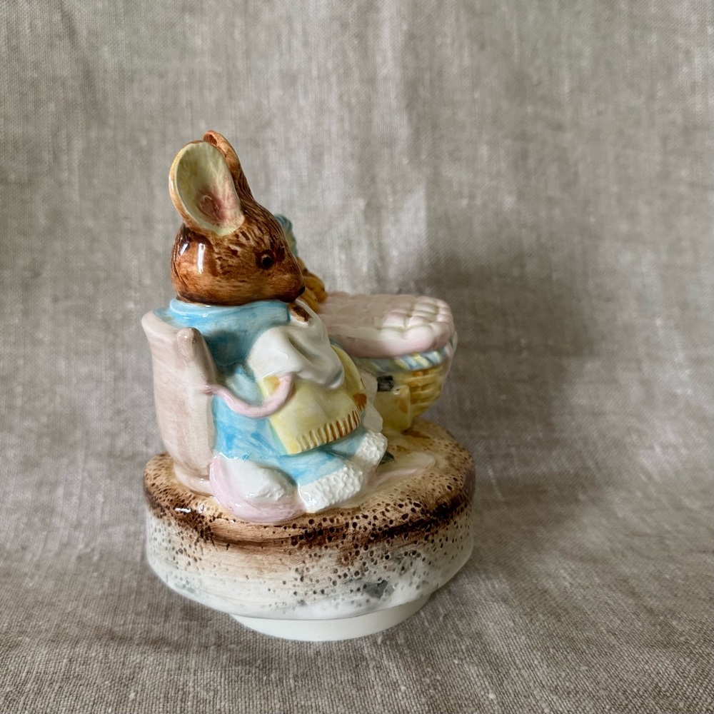 vintage 70s Schmid Hunca Munca Beatrix Potter music box - Picture 3 of 8